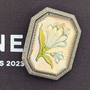 🎄 Vintage 🎄Silver and Cream Floral Brooch🎄